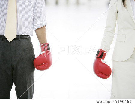 ボクシンググローブをつけた日本人男女 ボクシンググローブをつけた日本人男女 5190469