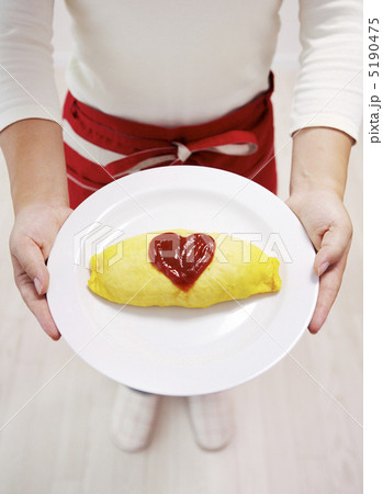 オムライスを差し出す女性 オムライスを差し出す女性 5190475
