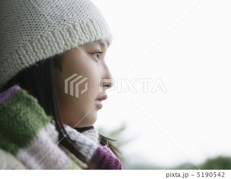 白いニット帽をかぶる日本人の女の子 5190542