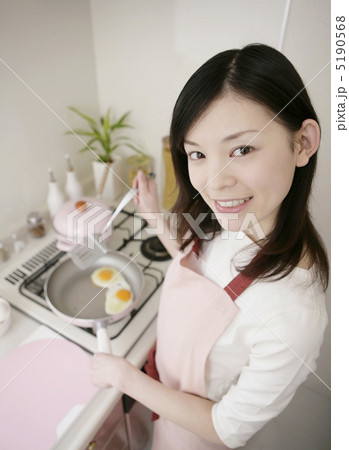 料理する女性 5190568