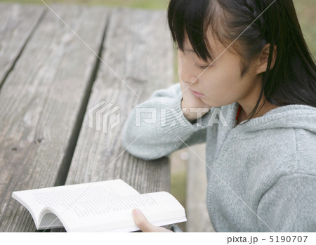 頬杖をしながら読書する日本人の女の子 頬杖をしながら読書する日本人の女の子 5190707