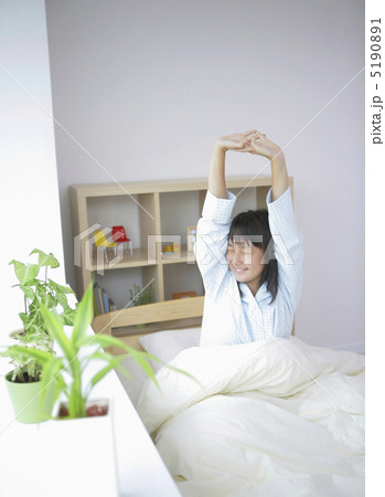 背伸びをする日本人の女の子 5190891