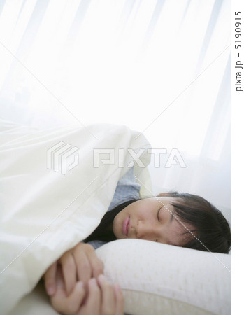 ベッドで眠る日本人の女の子 5190915