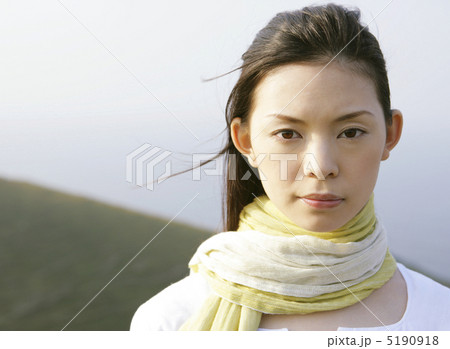 真剣な表情の女性 5190918