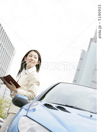 車と日本人のビジネス女性 5190933