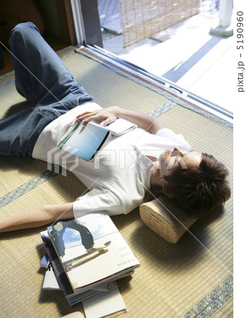 昼寝をする日本人男性 5190960