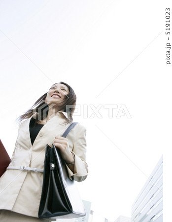 颯爽と歩く日本人の女性 颯爽と歩く日本人の女性 5191023