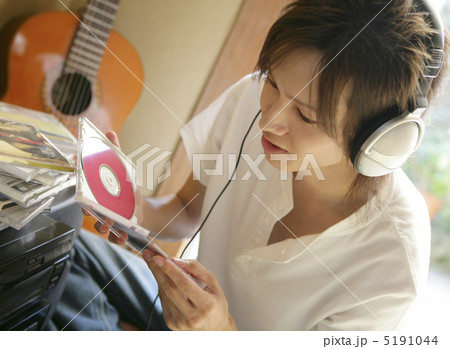 部屋で音楽を聴く日本人男性 5191044