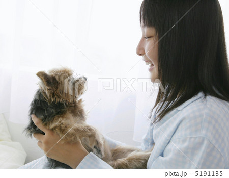 日本人女の子と犬 日本人女の子と犬 5191135
