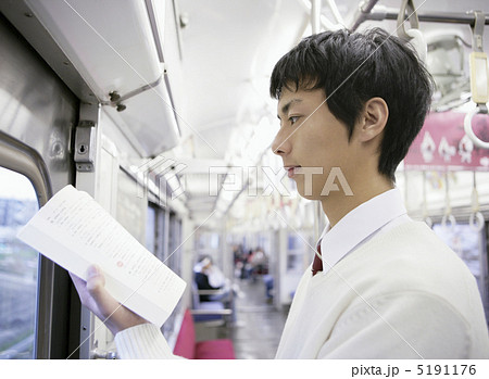 電車の中で本を読む男子学生 5191176