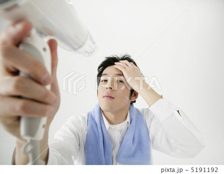 髪を整える男性 5191192