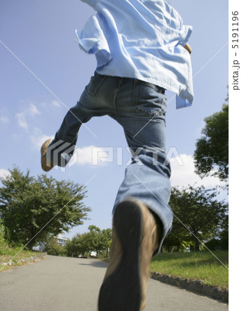 ジャンプする後ろ姿の日本人男性の写真素材