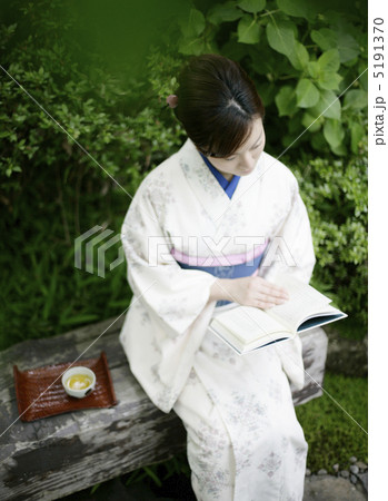 読書をする着物姿の女性 5191370