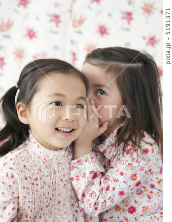 耳打ちをする女の子二人 5191371
