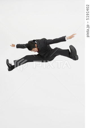 ジャンプをする日本人ビジネスマン ジャンプをする日本人ビジネスマン 5191402