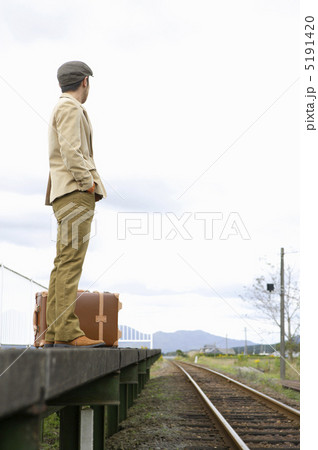 ホームに立つ日本人男性 ホームに立つ日本人男性 5191420