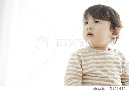 上を見ている開いた口の男の子 5191432
