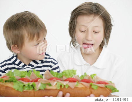 大きなサンドイッチを持っている兄弟 5191495