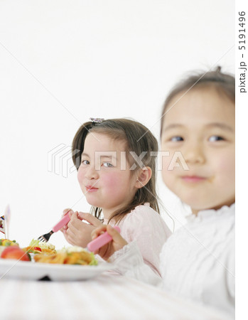 微笑み顔の女の子 5191496