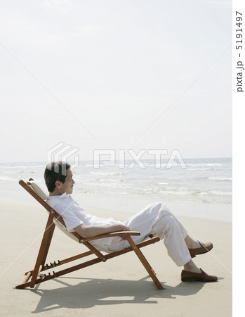 デッキチェアーに座って海を眺める男性 デッキチェアーに座って海を眺める男性 5191497