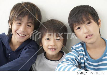 笑って見つめる三人の男の子 5191525