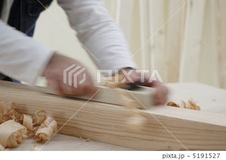カンナで木を削る男性 カンナで木を削る男性 5191527