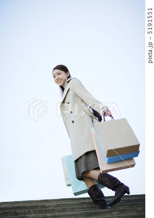 両手にたくさんの買い物袋を持った女性 両手にたくさんの買い物袋を持った女性 5191551