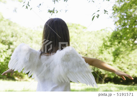 天使の羽根をつけた女の子 5191571