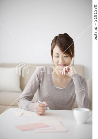 テーブルで手紙を書く女性 テーブルで手紙を書く女性 5191580