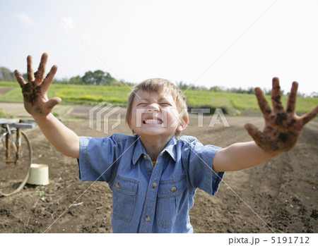 しかめっ面の男の子 5191712