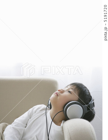 ヘッドフォンで音楽を聴く男の子 5191720