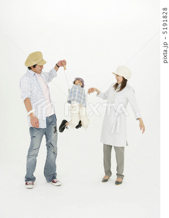 両親に両手を持たれジャンプさせてもらう子供 5191828