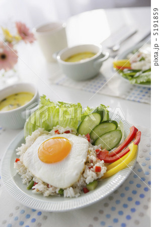 食卓の上の料理 5191859