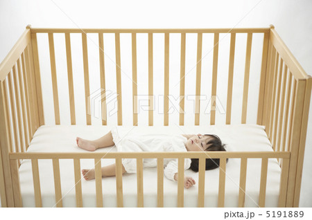 ベビーベッドで眠る女の子 5191889