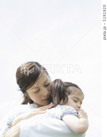 母親に抱かれ眠る女の子 5191920