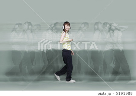 ヘッドフォンをして音楽を聴く女性 5191989