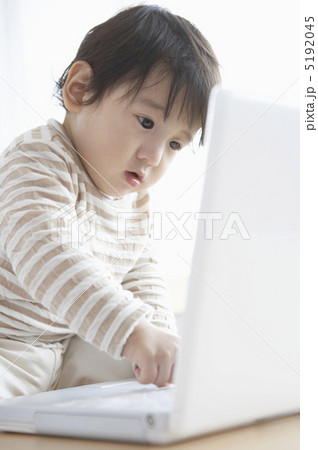 パソコンをさわっている男の子 パソコンをさわっている男の子 5192045