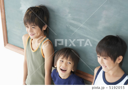 黒板の前に並んで立つ男の子 5192055