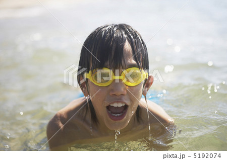 水中眼鏡をした男の子 5192074