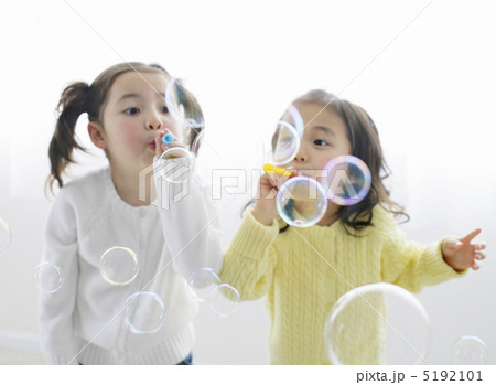 シャボン玉で遊ぶ二人の女の子 5192101