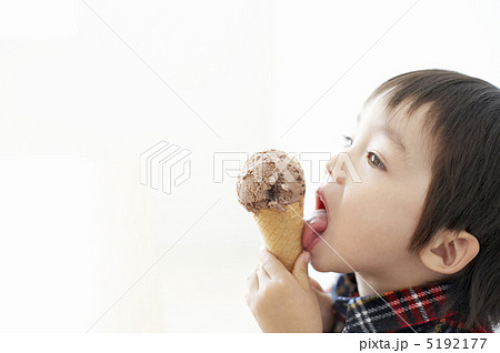 アイスクリームを食べる男の子の写真素材