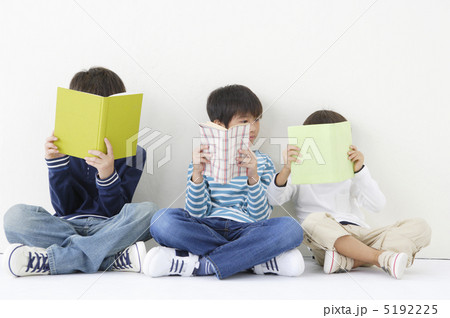 並んで本を読む三人の男の子 5192225