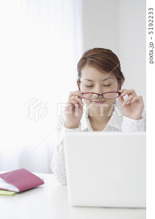 パソコンを前に眼鏡をはずす女性 5192233