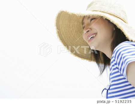麦わら帽子をかぶる女性 麦わら帽子をかぶる女性 5192235