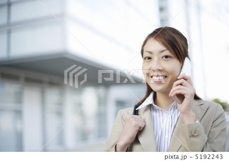 歩きながら携帯電話で話す女性 5192243