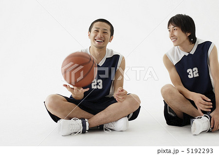 バスケットボールと男性たち 5192293