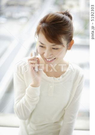 携帯電話で話している女性 5192303