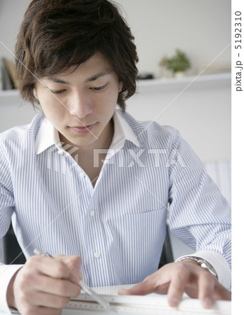 製図を引く青年 5192310