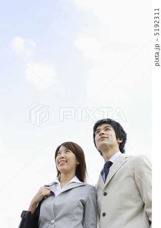 並んで空を見上げる男女 5192311