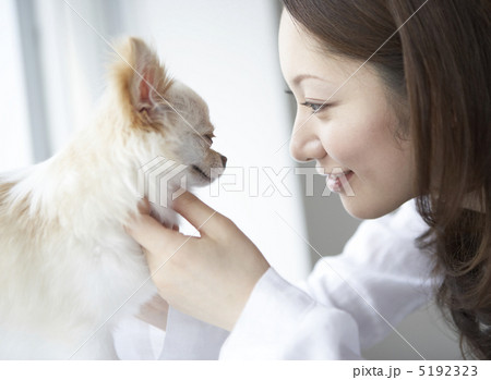 犬と女性 5192323